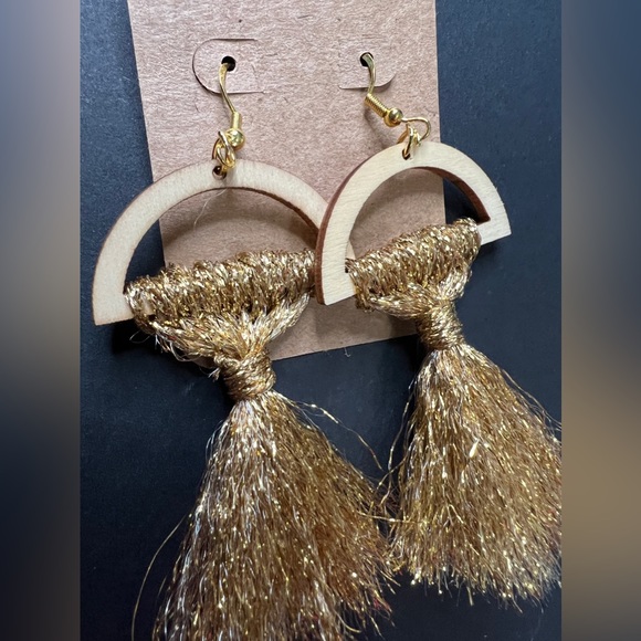 Handmade gold metallic macrame earrings - Picture 2 of 3